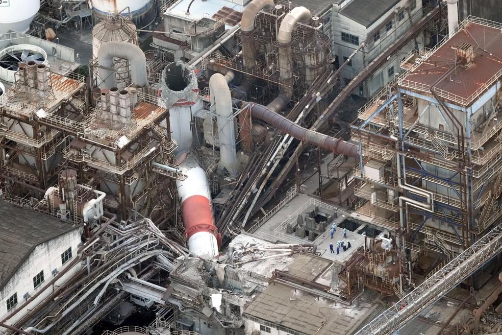 Chaminé desabada em fábrica de papel em Yatsushiro