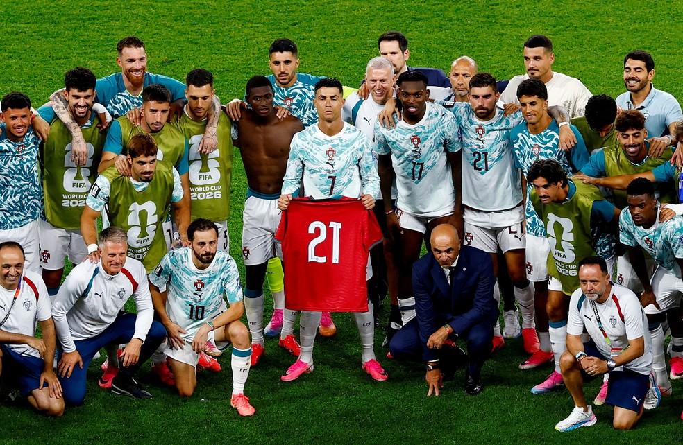 Cristiano Ronaldo e jogadores de Portugal posam com uma camisa em memória de Diogo Jota