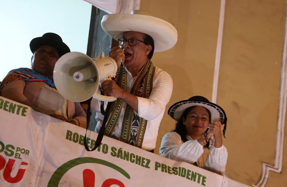 Roberto Sánchez discursa para apoiadores