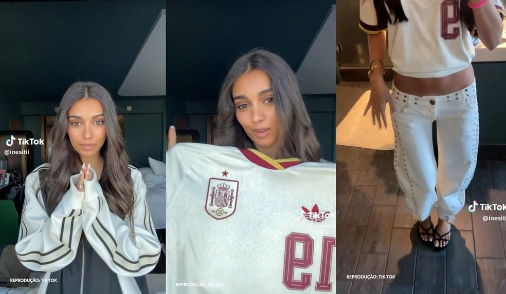 Inés García usando a camisa da Espanha enquanto torce em um jogo de futebol