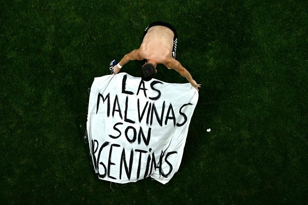 Giovani Lo Celso coloca faixa sobre Ilhas Malvinas no gramado do Estádio de Atlanta após vitória da Argentina