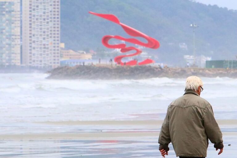 Frente Fria e Ciclone Agravam Temperaturas e Ondas no Litoral de São Paulo