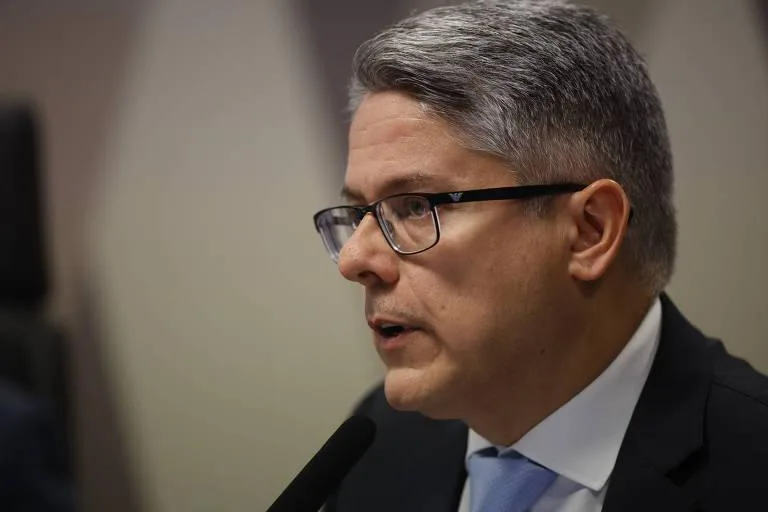 PGR dá seguimento à ação de Gilmar Mendes que pode tornar senador Alessandro Vieira inelegível