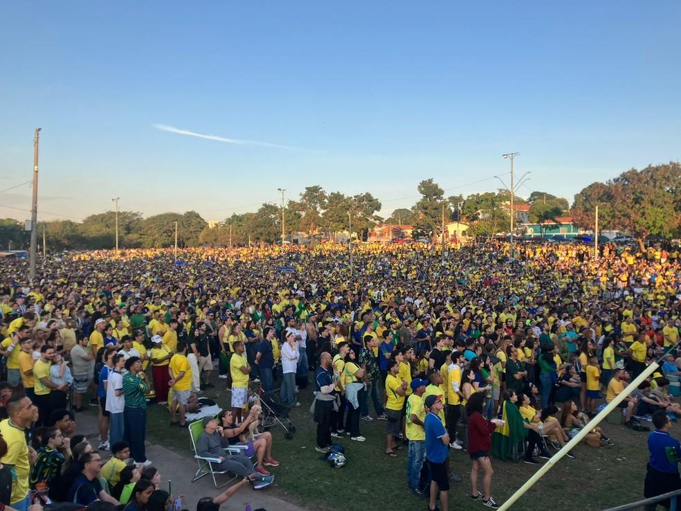 Multidão se reúne na Praça Arautos da Paz, em Campinas, para Brasil x Noruega