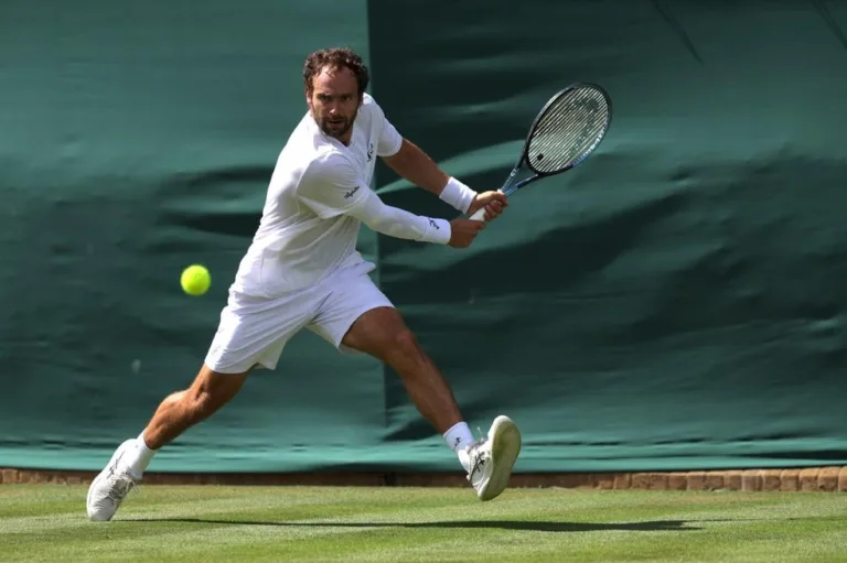 Roman Safiullin: Conheça o adversário de João Fonseca em Wimbledon, fã de Harry Potter e carros