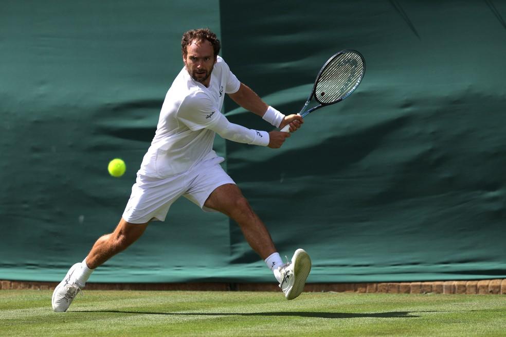 Roman Safiullin em ação em Wimbledon