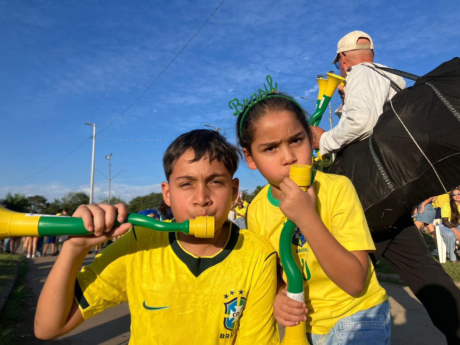 Crianças na torcida pelo Brasil na Arautos da Paz, em Campinas