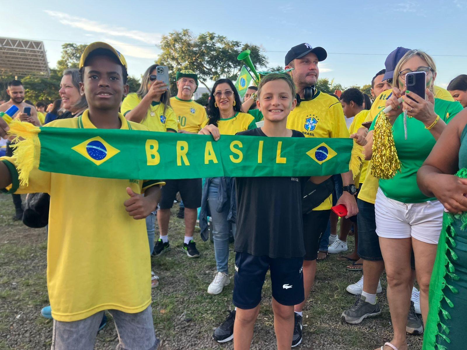 Campineiros se reúnem na Praça Arautos da Paz, no Taquaral, para jogo do Brasil contra Noruega