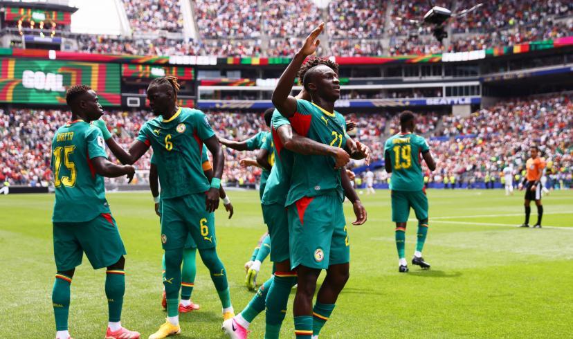 Jogadores senegaleses comemoram gol de Habib Diarra durante a partida contra a Bélgica na Copa do Mundo 2026.