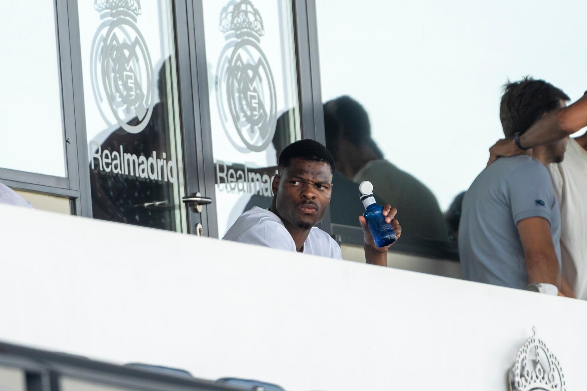 Dumfries, acompanhando a partida em seu primeiro dia como madridista