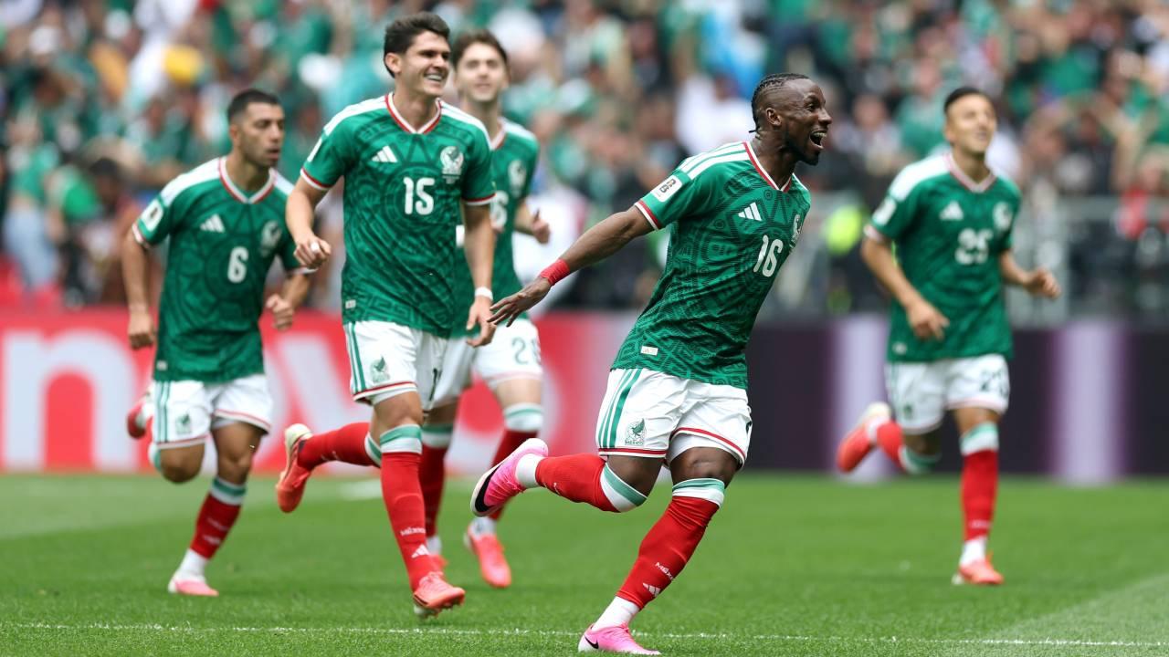 Julián Quiñones comemora primeiro gol do México contra a África do Sul