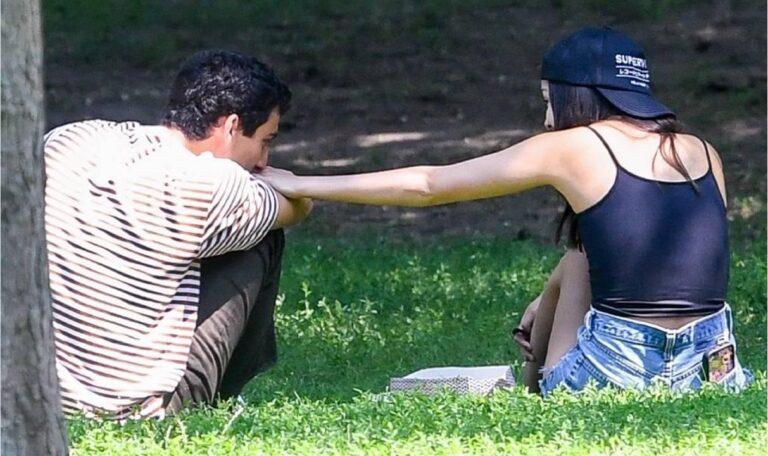 Olivia Rodrigo é vista em clima de romance com Julian Croonenberghs em Nova York