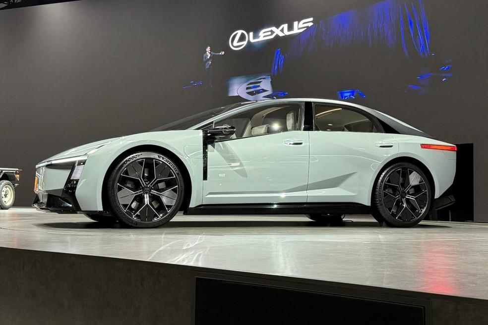 Conceito do novo Toyota Corolla tem visual ousado e linha de cintura ascendente