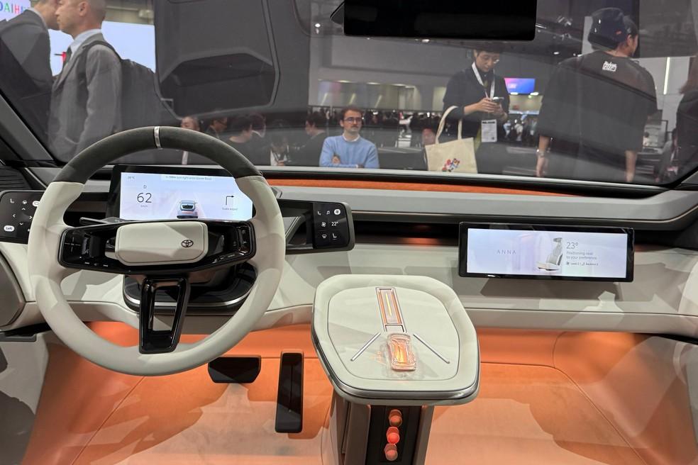 Toyota Corolla Concept tem interior com telas separadas e console central alto