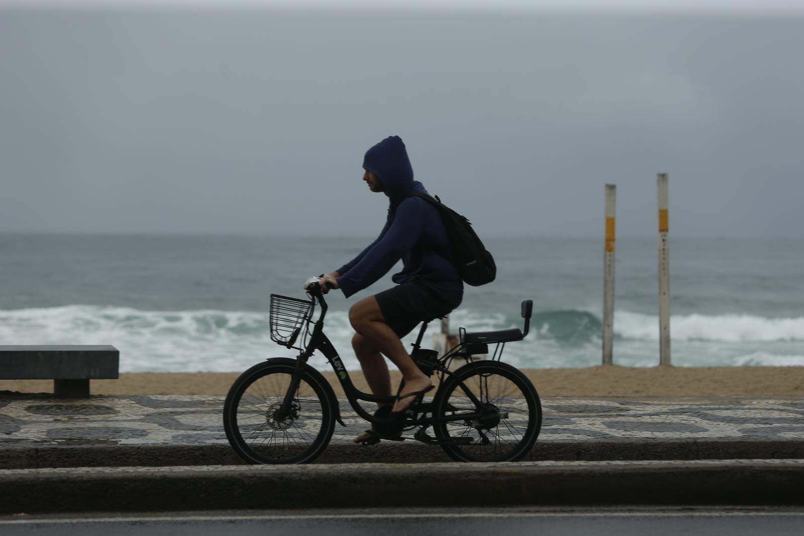 Manhã de frio e chuva no Rio