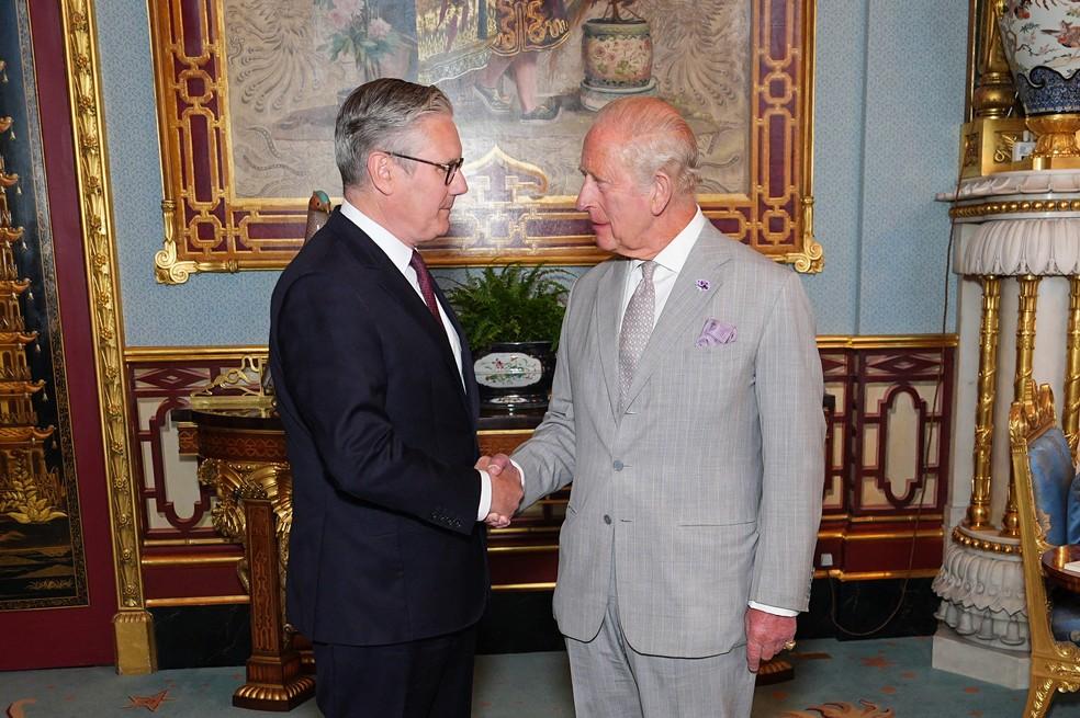 O rei Charles III recebe o primeiro-ministro cessante, Keir Starmer