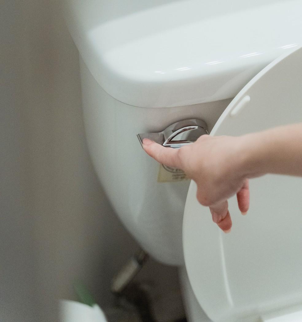 Primeiros sinais do câncer de intestino podem ser percebidos no banheiro