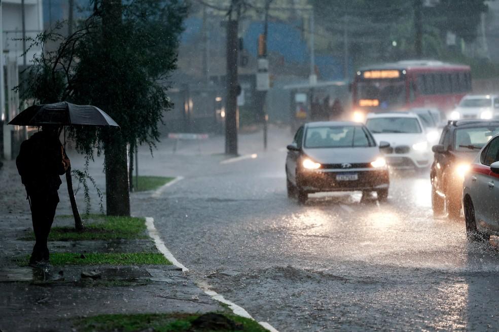 Chuva forte atinge o estado e acende alerta para risco de alagamentos nesta terça