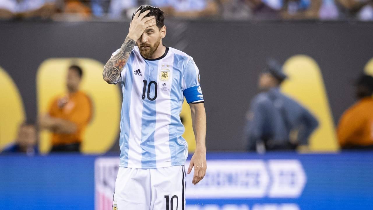 Messi em campo após a derrota