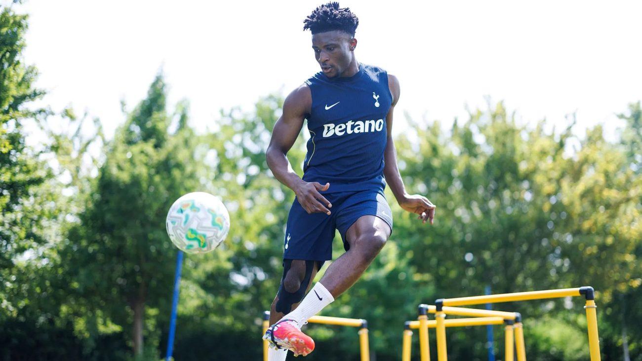 Jogador Mohammed Kudus em uma sessão de treinamento pelo Tottenham Hotspur