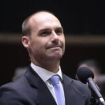 Eduardo Bolsonaro conquista green card e gera polêmica em meio a condenação no Brasil
