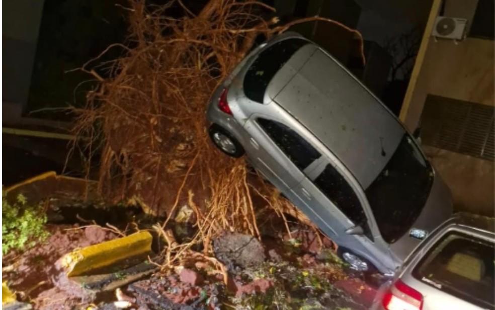 Força dos ventos 'levantou' veículo em condomínio na Vila Virgínia, em Ribeirão Preto, SP