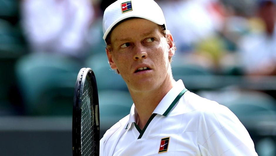 Jannik Sinner durante partida em Wimbledon contra Jenson Brooksby