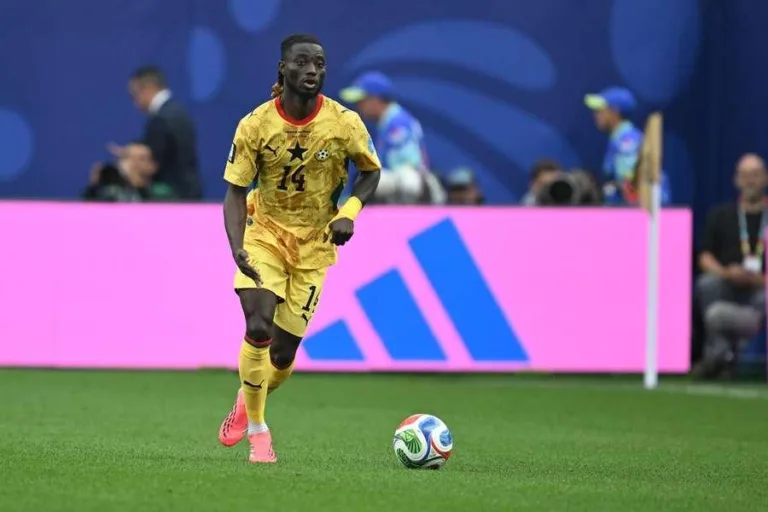 Gideon Mensah em alta: negociações entre Köln e Schalke