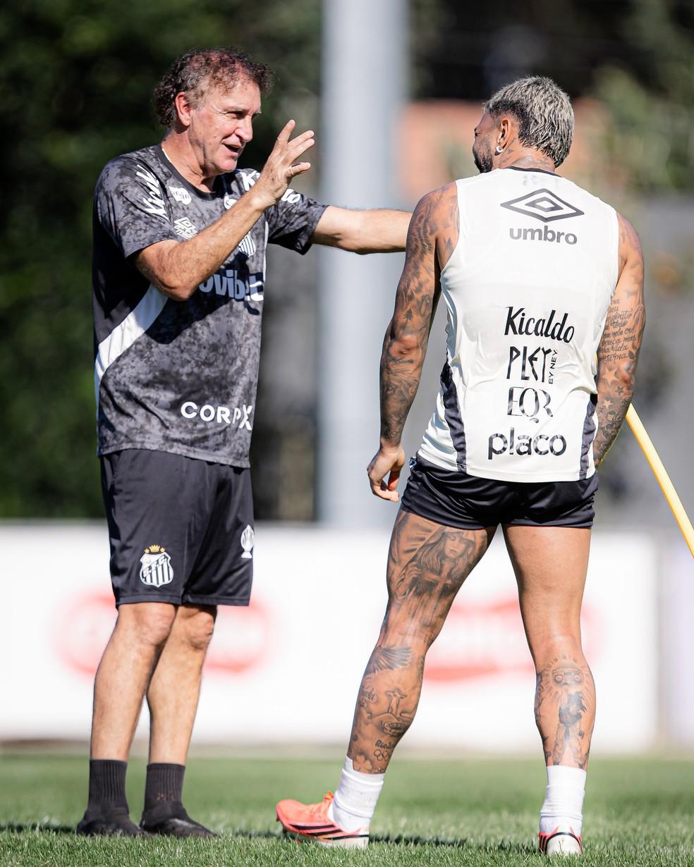 Cuca e Gabigol durante treino do Santos