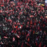 Funeral de Ali Khamenei reúne milhões em Teerã e clama por vingança contra Trump