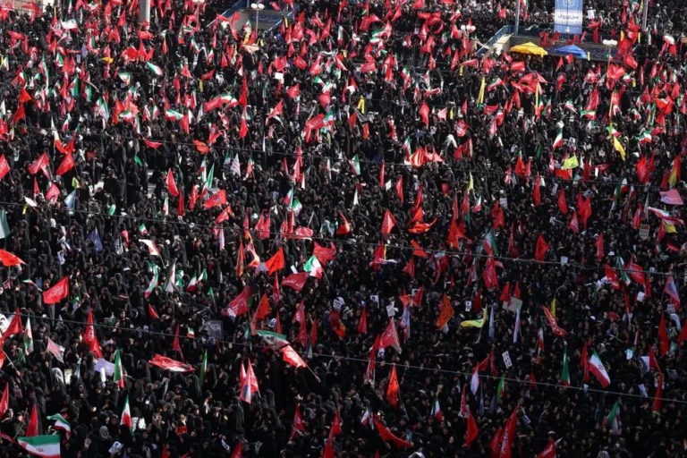 Funeral de Ali Khamenei reúne milhões em Teerã e clama por vingança contra Trump