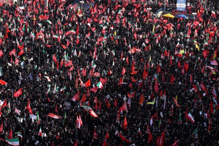 Funeral de Ali Khamenei reúne milhões em Teerã e clama por vingança contra Trump