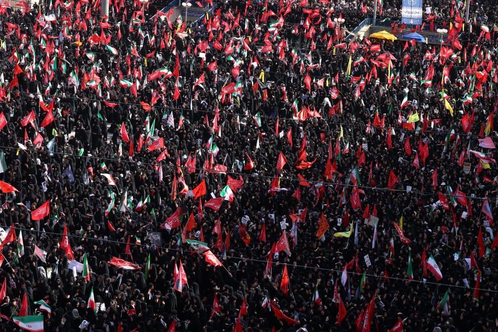 Manifestantes na Grande Mosalla se reúnem em homenagem ao líder supremo.