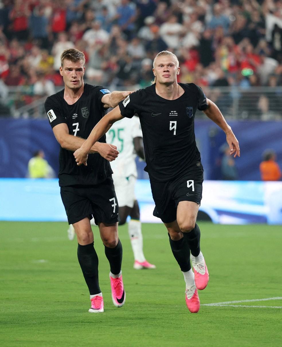 Haaland comemora gol, acompanhado por Alexander Sorloth, em jogo entre Noruega e Senegal na Copa do Mundo