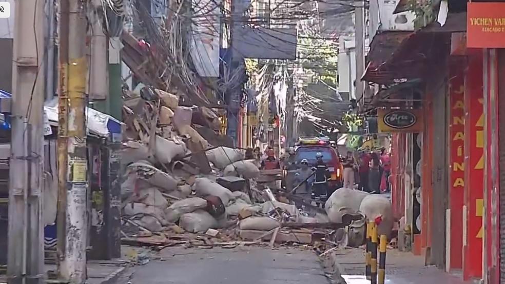Parte de prédio no centro comercial de Belém desabou.
