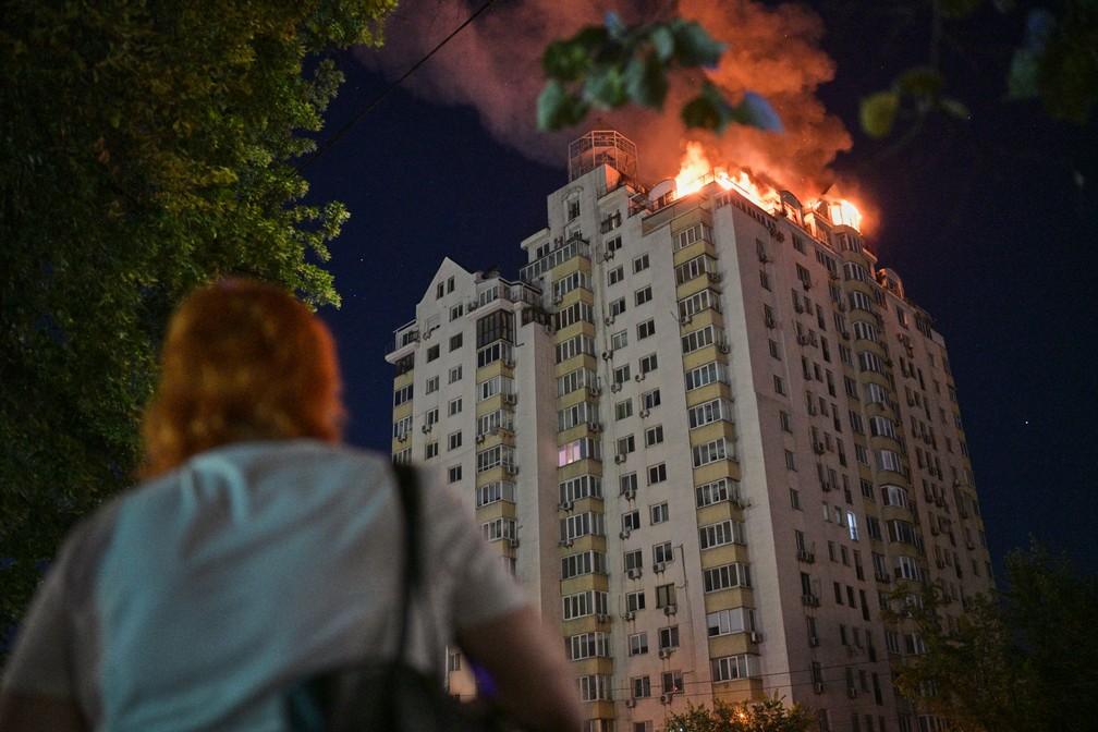 Prédio de apartamentos em chamas após ataque de míssil russo em Kiev