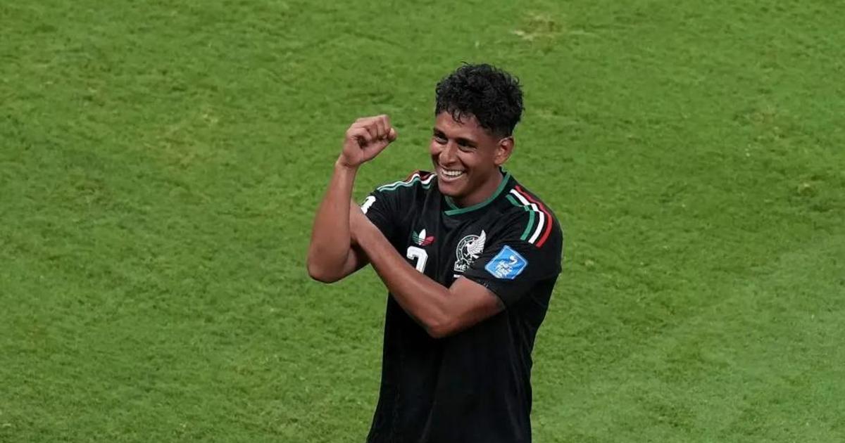 Luis Romo celebra sonriente sobre la cancha com México.