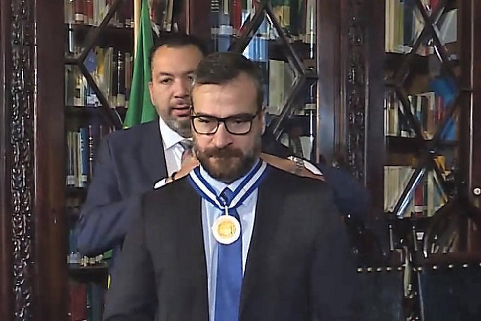 Márcio Canella entrega a Medalha Tiradentes ao delegado Marcus Amim