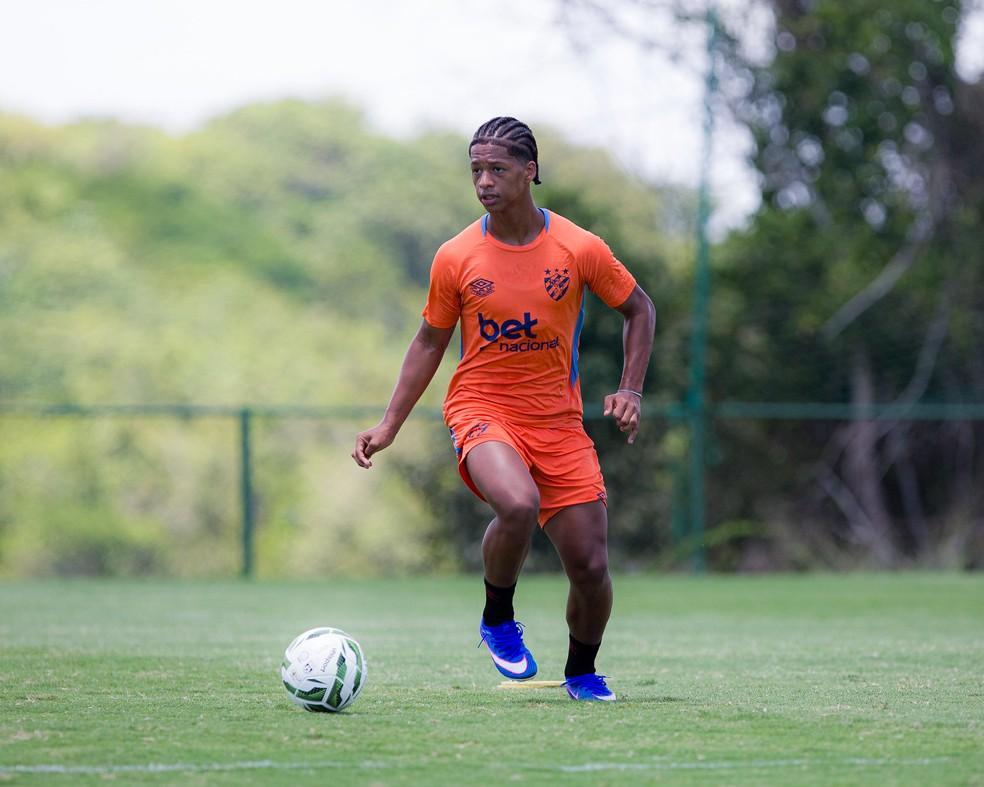 Zé Lucas em treino do Sport no CT