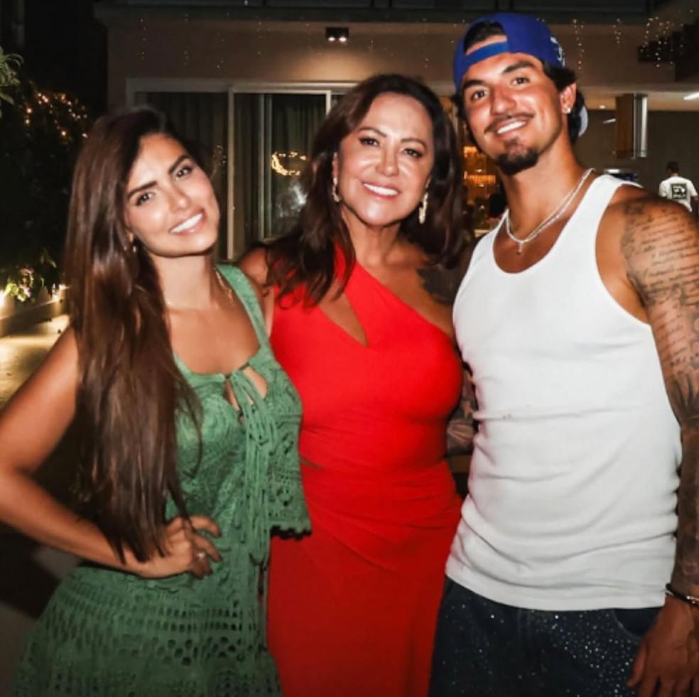 Simone Medina celebra aniversário de Isabella Arantes, mas detalhe rouba a cena