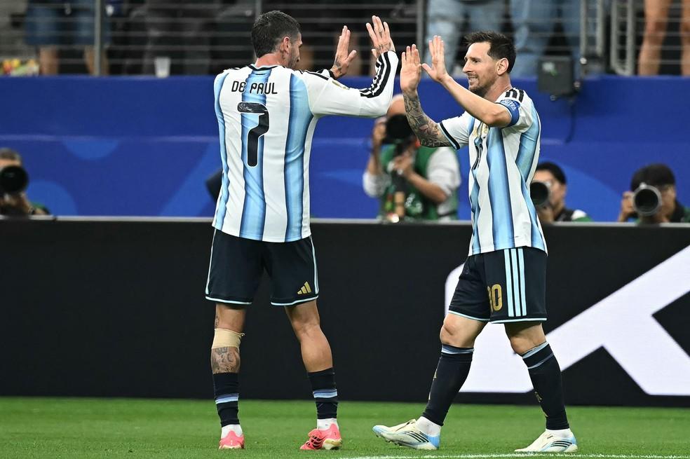 Messi celebra seu gol junto com De Paul
