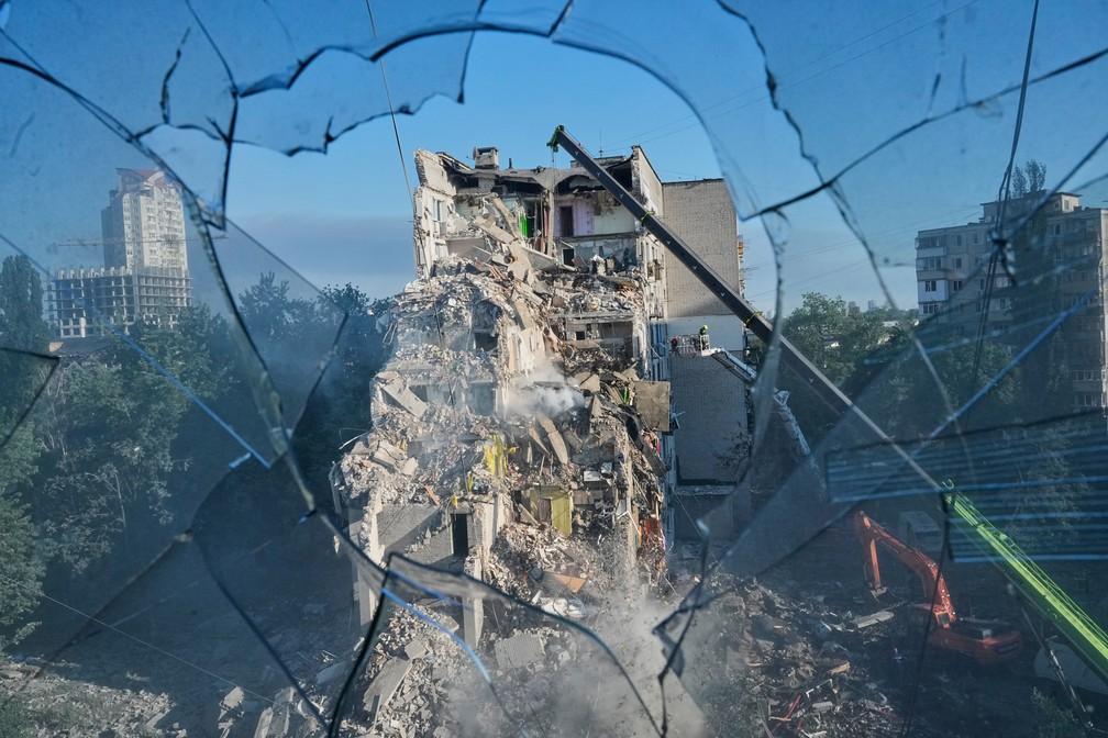 Prédio residencial destruído após ataque russo