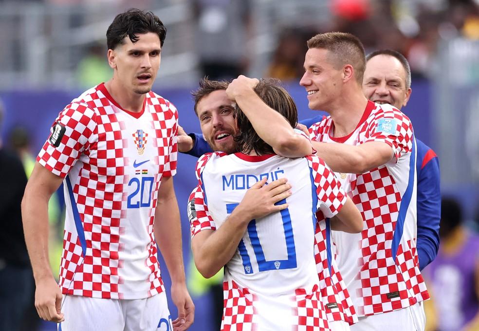 Vlasic comemora gol com Luka Modric