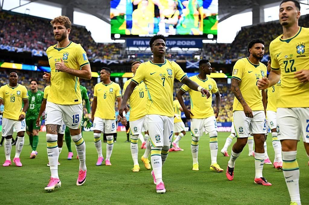 Jogadores da seleção brasileira de futebol entram no gramado