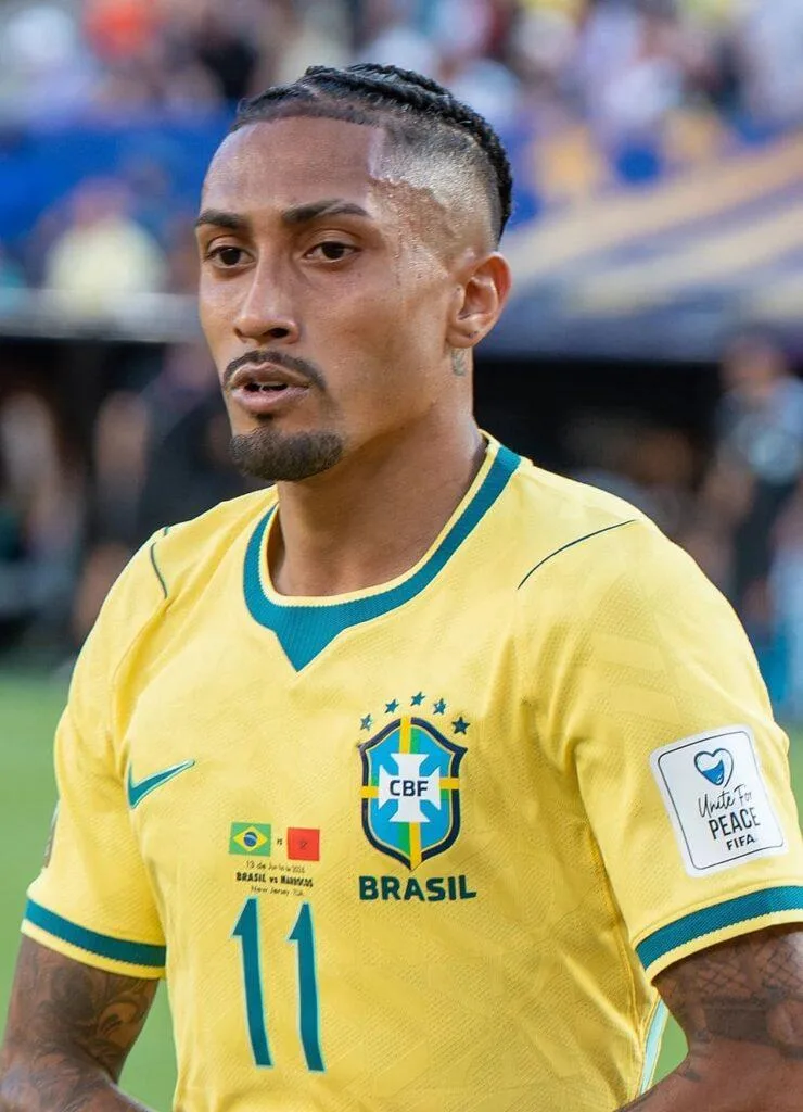 A Relação Complexa de Raphinha com a Torcida Brasileira e os Desafios da Seleção na Copa de 2026