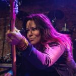 Jennifer Finch, a icônica baixista do L7, falece aos 59 anos