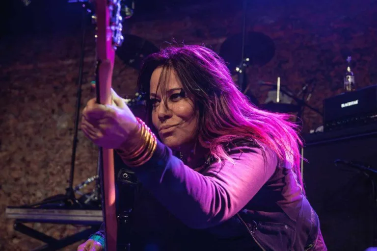 Jennifer Finch, a icônica baixista do L7, falece aos 59 anos