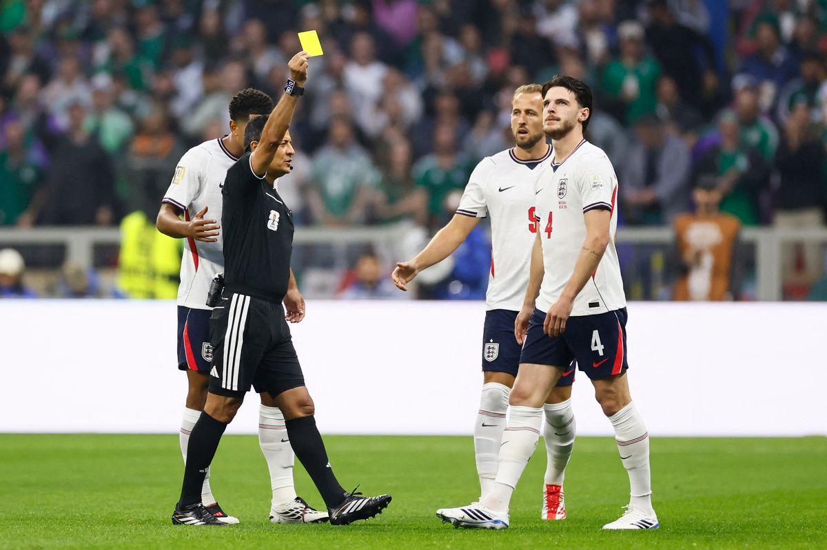 Declan Rice é mostrado cartão amarelo pelo árbitro Alireza Faghani
