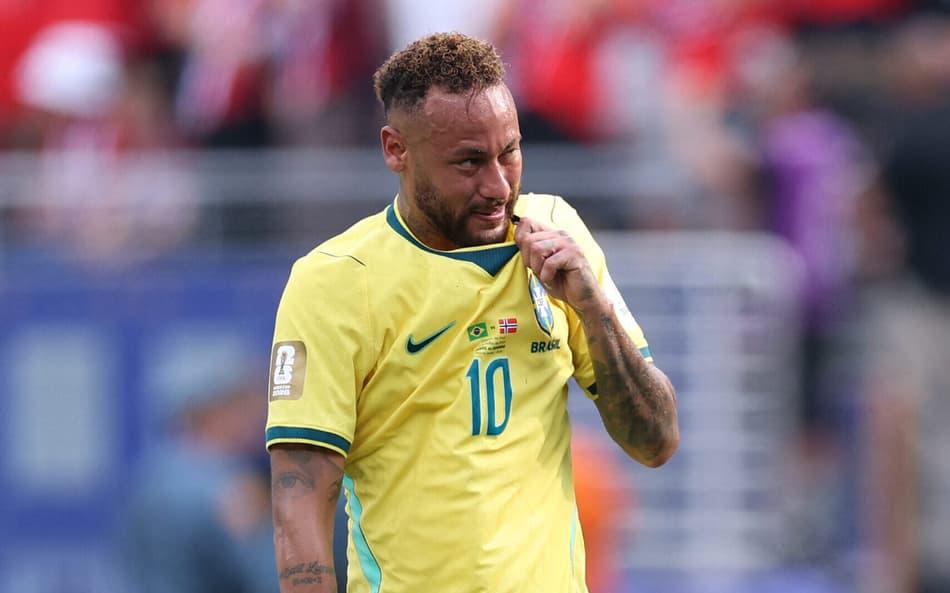 Neymar recebeu amarelo contra a Noruega e gerou multa à CBF.