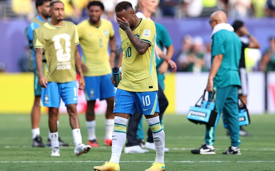 Neymar chora após derrota do Brasil para a Noruega na Copa do Mundo.